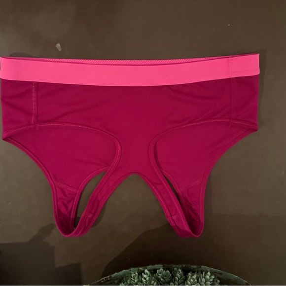 Nike Pink Sports Bra with Racerback Design L - Picture 4 of 4